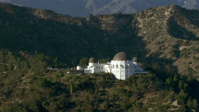 格里菲斯天文台鸟瞰图坐落在圣莫尼卡山在洛杉矶，加利福尼亚州。视频素材