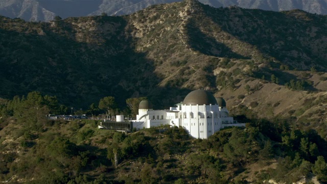 航空拍摄的格里菲斯天文台坐落在圣塔莫尼卡山在洛杉矶，加利福尼亚州。视频素材