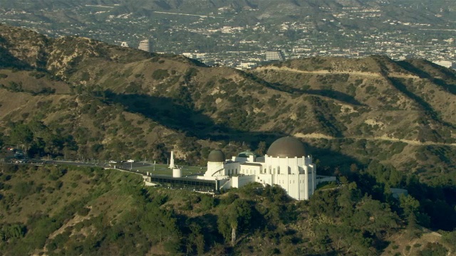 加州洛杉矶格里菲斯天文台的航拍。视频素材