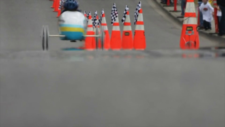 华盛顿卡马诺岛，一辆汽车在肥皂箱赛马会的终点踩刹车。视频下载