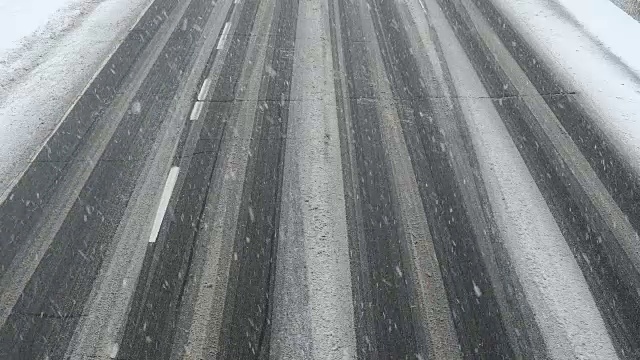 在积雪覆盖的道路上行驶的汽车视频素材
