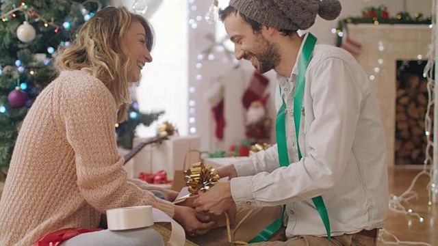 一对夫妇包装圣诞礼物4K视频素材