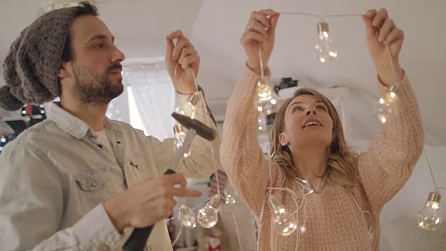 夫妇装饰圣诞彩灯4K视频素材