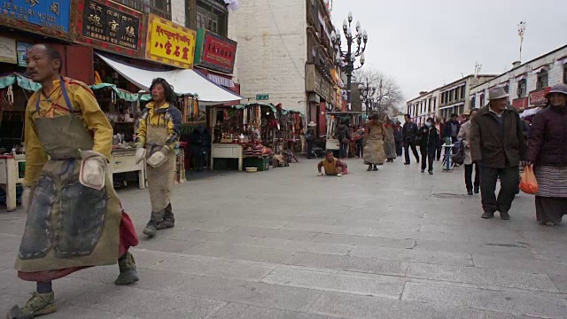 西藏拉萨，人们跪在地上做礼拜视频素材