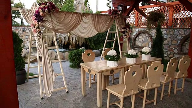 木制的桌子和椅子在花园里视频素材