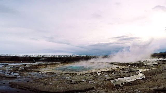 冰岛的斯特罗库尔间歇泉正在喷发视频下载