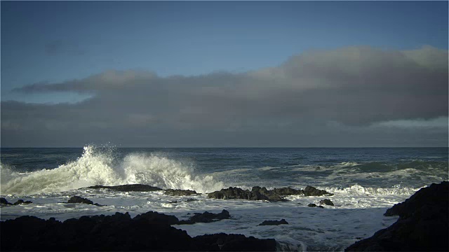 巨大的海浪冲击海岸，太平洋，俄勒冈州视频下载