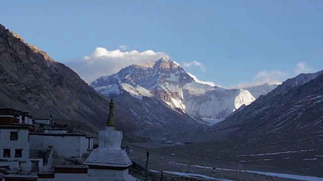 白雪覆盖的珠穆朗玛峰和西藏的佛塔视频素材