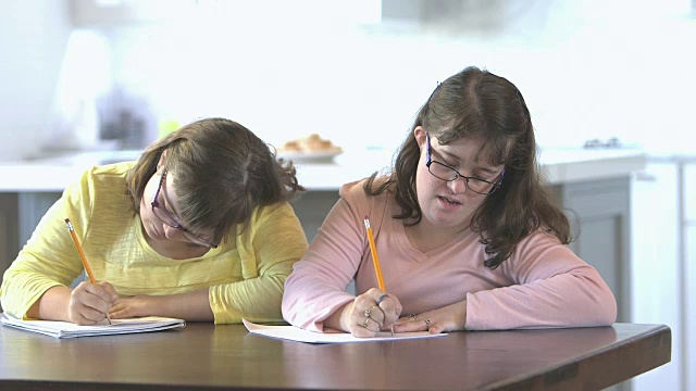 患有唐氏综合症的姐妹做家庭作业视频下载