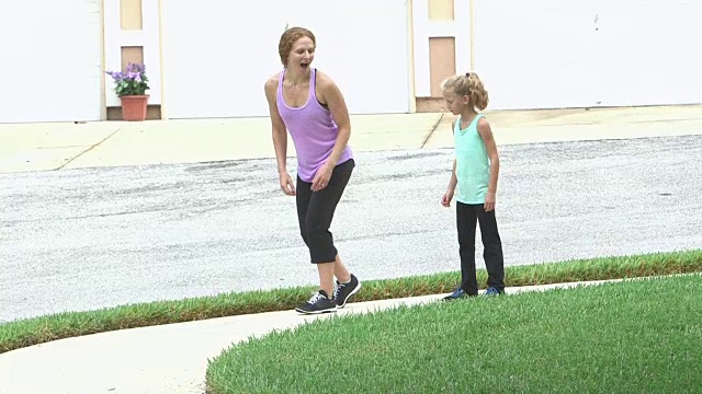 母亲和女儿在户外锻炼，玩耍视频素材