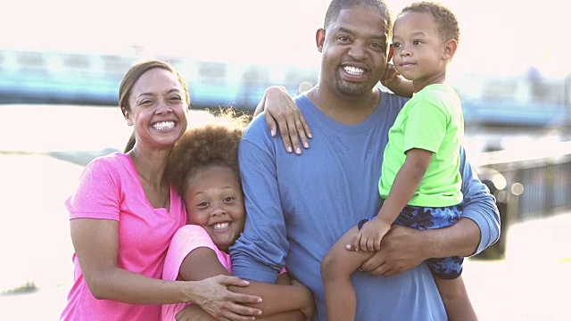快乐的黑人家庭和两个孩子在户外视频素材