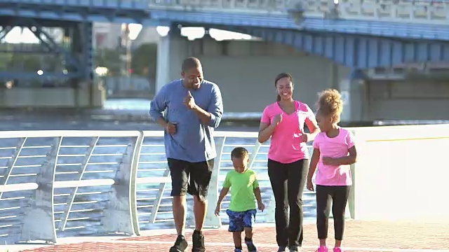 有两个孩子的黑人家庭在锻炼，快步走视频素材