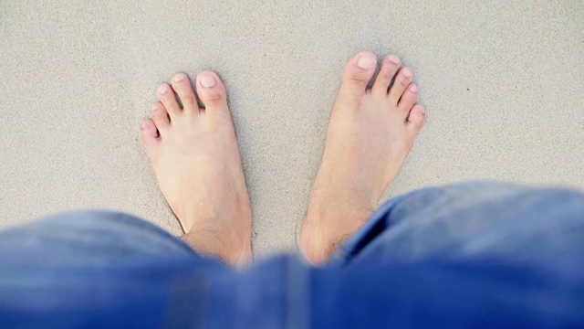 海滩上的男人腿视频下载