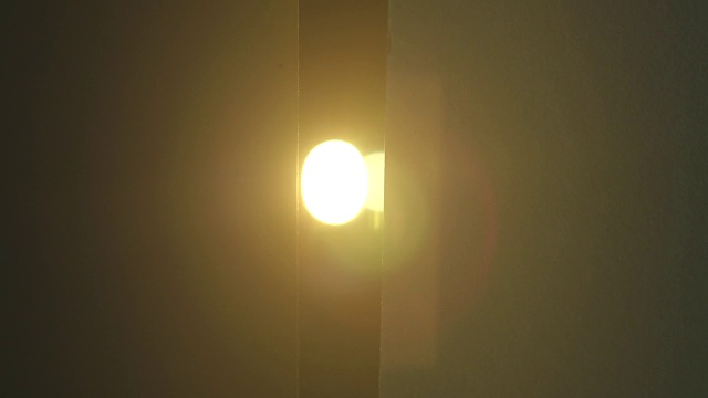 通过棱镜折射的光用纸板按波长分离出来。视频素材