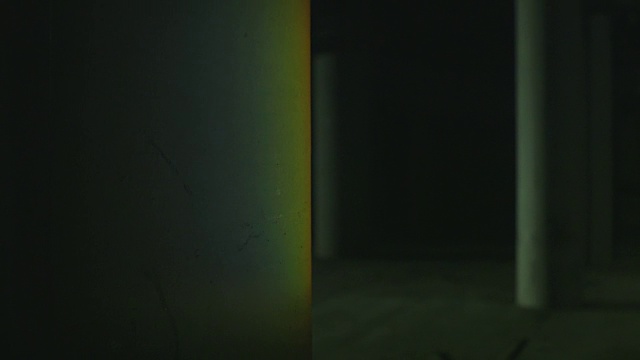 棱镜产生的光谱被投射到地下停车场的墙上。视频素材