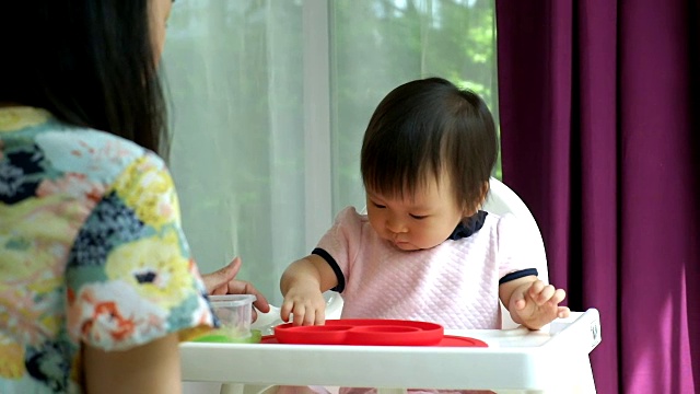 婴儿自动喂养的手视频素材