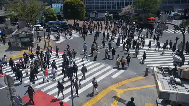 行人穿过东京涩谷十字路口视频下载