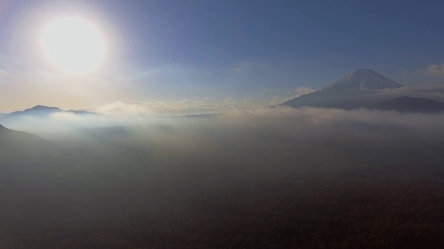 航拍:云中富士山和太阳视频素材