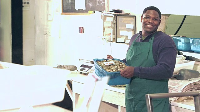非裔美国人在鱼市工作视频下载