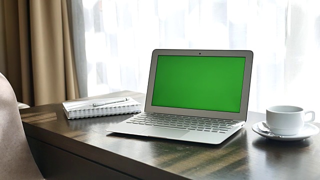消息显示在Laptpo与绿色屏幕色度键视频素材