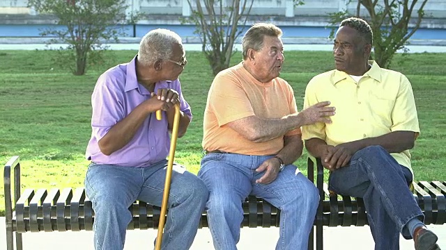 三个高层坐在长凳上聊天视频素材