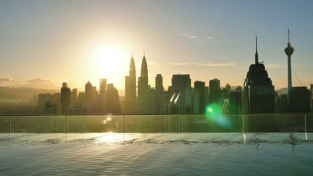 吉隆坡日出时的水和现代建筑。视频下载