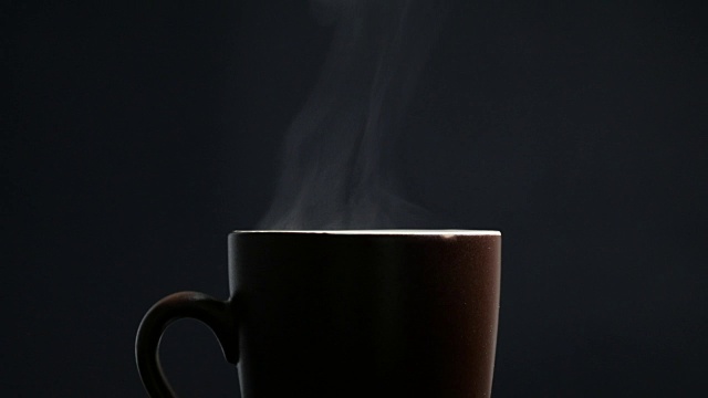 黑色背景上的热咖啡杯视频下载