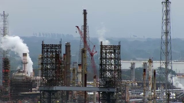 路易斯安那州巴吞鲁日的一家炼油厂冒出浓烟，直冲云霄。视频下载