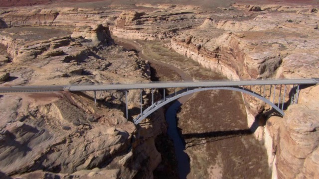一座桥横跨沙漠中的河流峡谷。视频下载