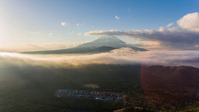 空中的时间间隔:有阳光和云的富士山视频素材