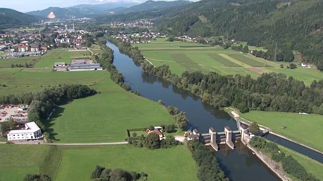 施泰尔马克Flugaufnahmen -从上面俯瞰布鲁克的一座大坝视频素材