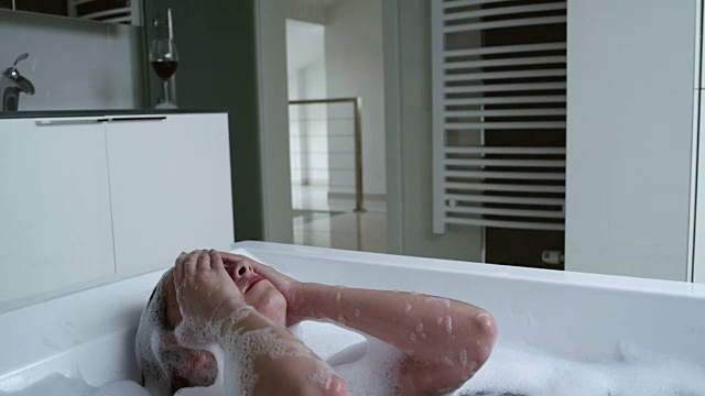 在现代浴缸中放松的女人视频素材