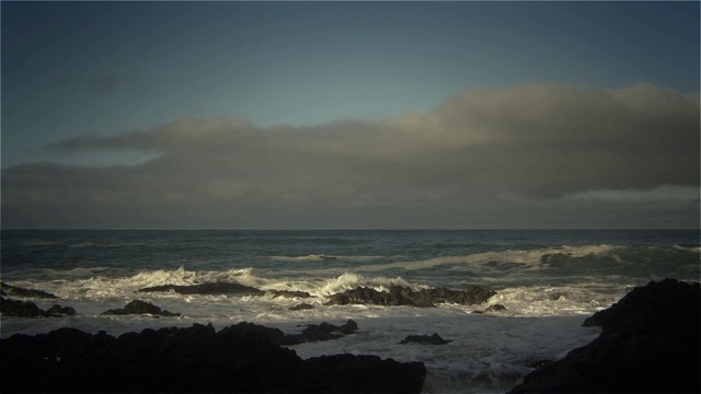 巨大的海浪冲击海岸，太平洋，俄勒冈州视频素材
