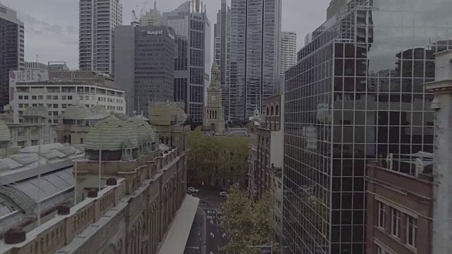 鸟瞰图维多利亚女王大厦(QVB)到悉尼市政厅。澳大利亚悉尼视频素材