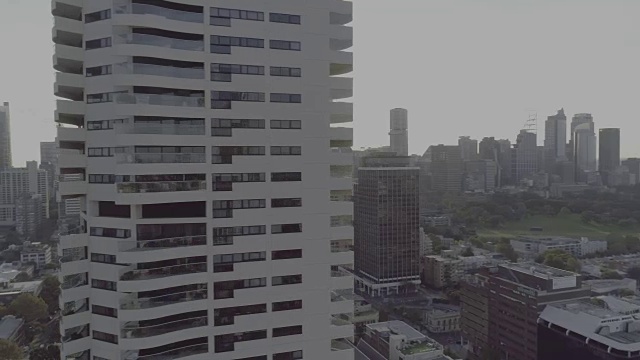 达林赫斯特一座著名公寓楼的鸟瞰图。澳大利亚悉尼视频素材