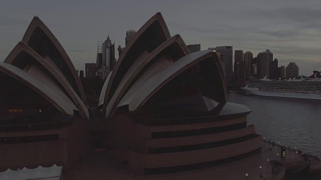 以悉尼海港大桥为背景的悉尼歌剧院鸟瞰图。澳大利亚悉尼视频素材