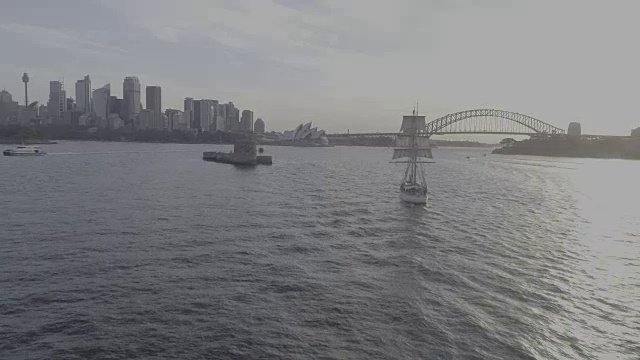 鸟瞰图一艘帆船经过丹尼森堡在悉尼港。澳大利亚悉尼视频下载