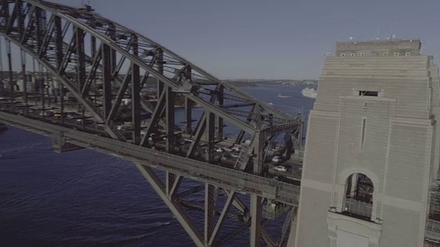 鸟瞰图周围的悉尼海港大桥塔。澳大利亚悉尼视频下载