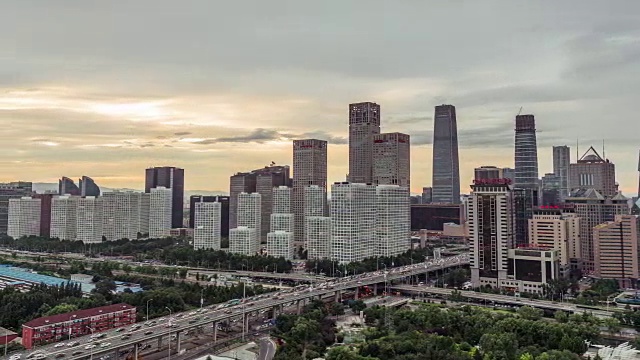 T/L WS HA PAN鸟瞰图北京CBD地区在日落/北京，中国视频下载