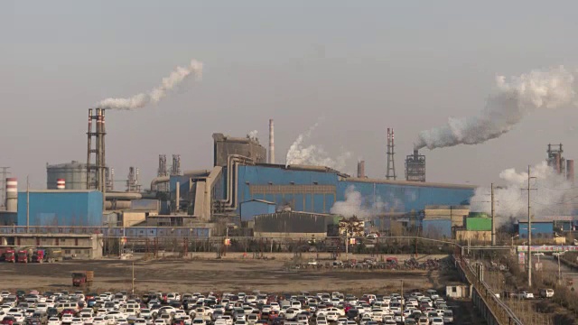 T/L MS HA TU带烟囱工业区鸟瞰图/山东，中国视频素材