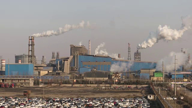 T/L MS HA PAN带烟囱的工业区鸟瞰图/中国山东视频素材