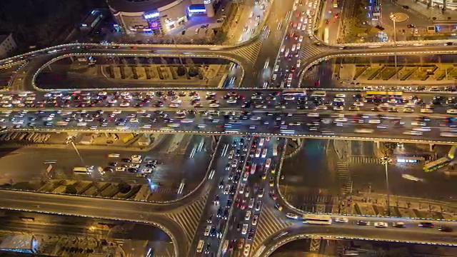T/L WS HA PAN鸟瞰图繁忙的道路交叉口和拥挤的交通/北京，中国视频素材