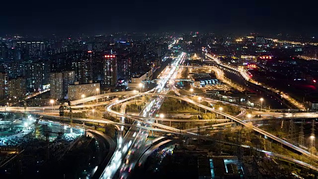 T/L MS HA ZO路交叉口和立交桥在晚上/四会桥，北京，中国视频素材