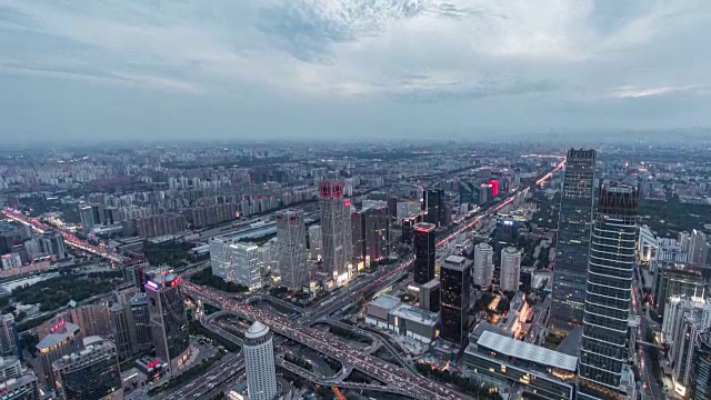 T/L WS HA TD高视角北京天际线和城市交通，白天到晚上过渡/北京，中国视频素材