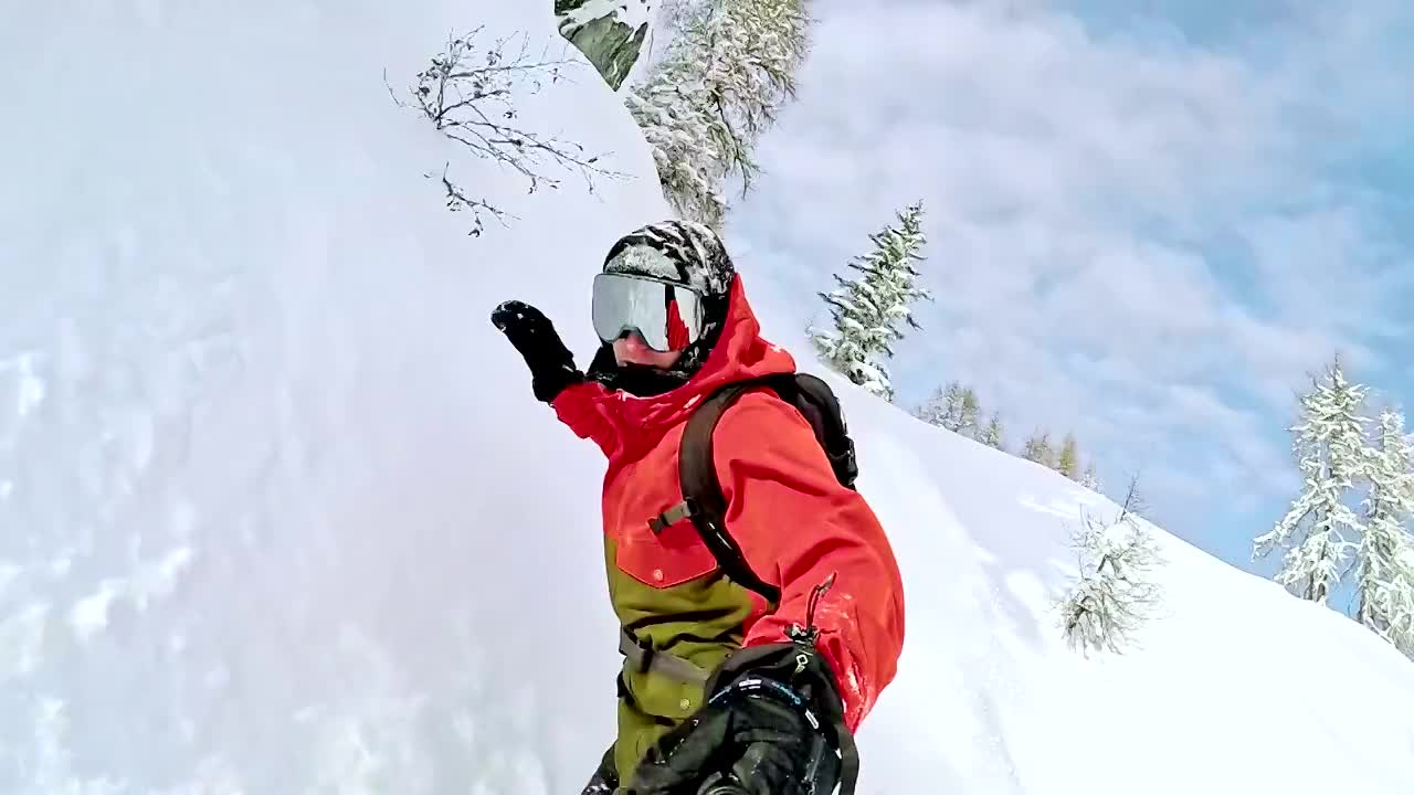 SLO MO自由式滑雪板滑雪时喷洒雪视频素材