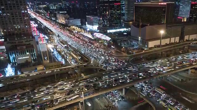 T/L MS HA TD航拍繁忙的道路交叉口和交通堵塞时间流逝/北京，中国视频素材