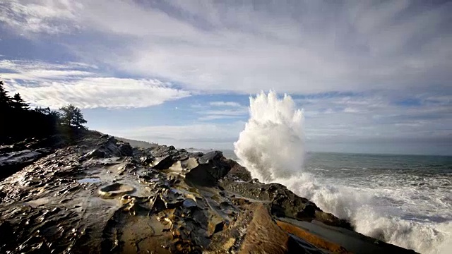 巨大的海浪冲击海岸，太平洋，俄勒冈州视频素材