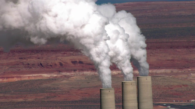 亚利桑那州纳瓦霍发电厂的燃煤电厂里，浓烟从烟囱里喷涌而出。视频素材