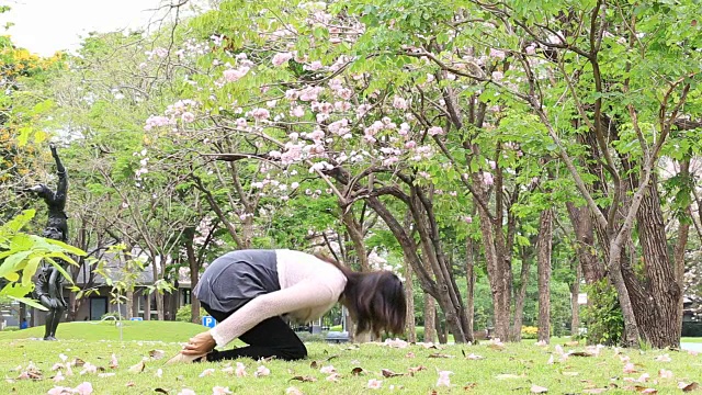 女性练习瑜伽视频下载