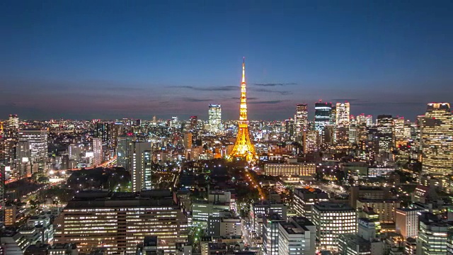 时间流逝:东京市景，日落时分东京塔鸟瞰图视频素材